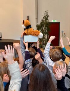 Klasse 5a jubelt in der Aula